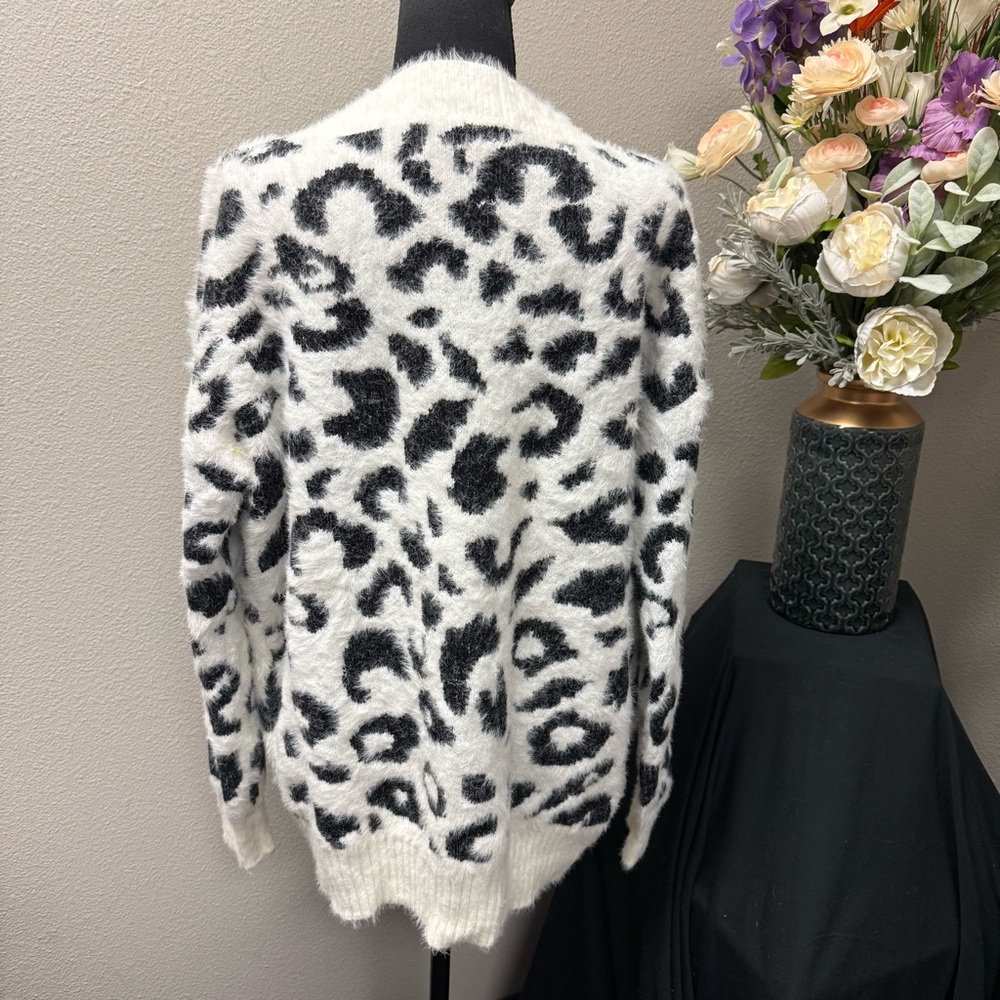 Macaron XL Fuzzy Leopard Print V Neck Sweater Soft Cozy White Black Animal Knit - Picture 3 of 8